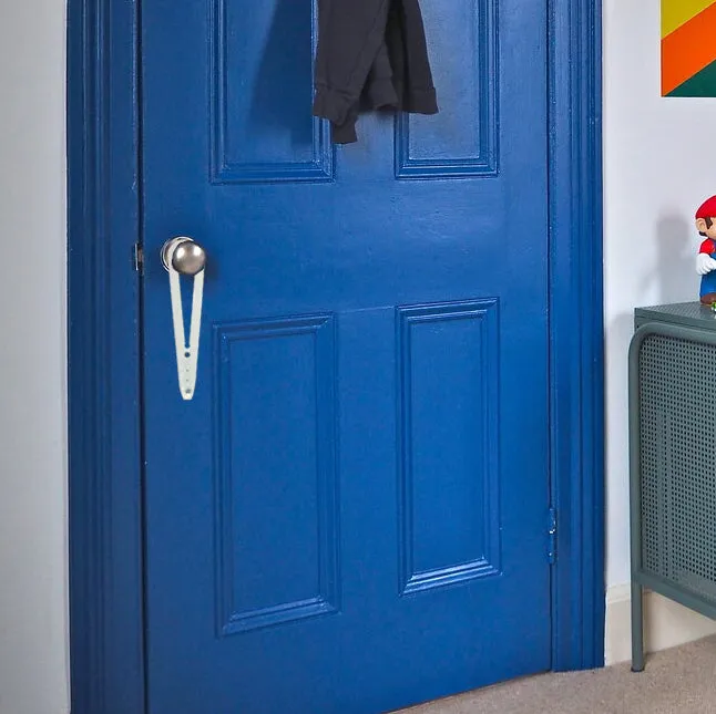 FlexLatch Cat Door Holder